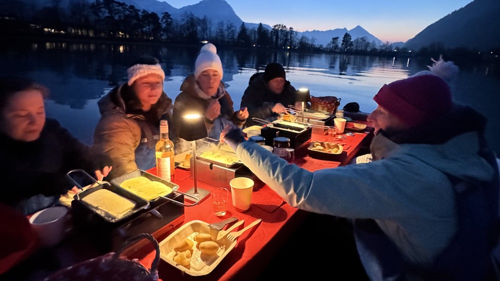 Raclette op een meer onder de sterren.